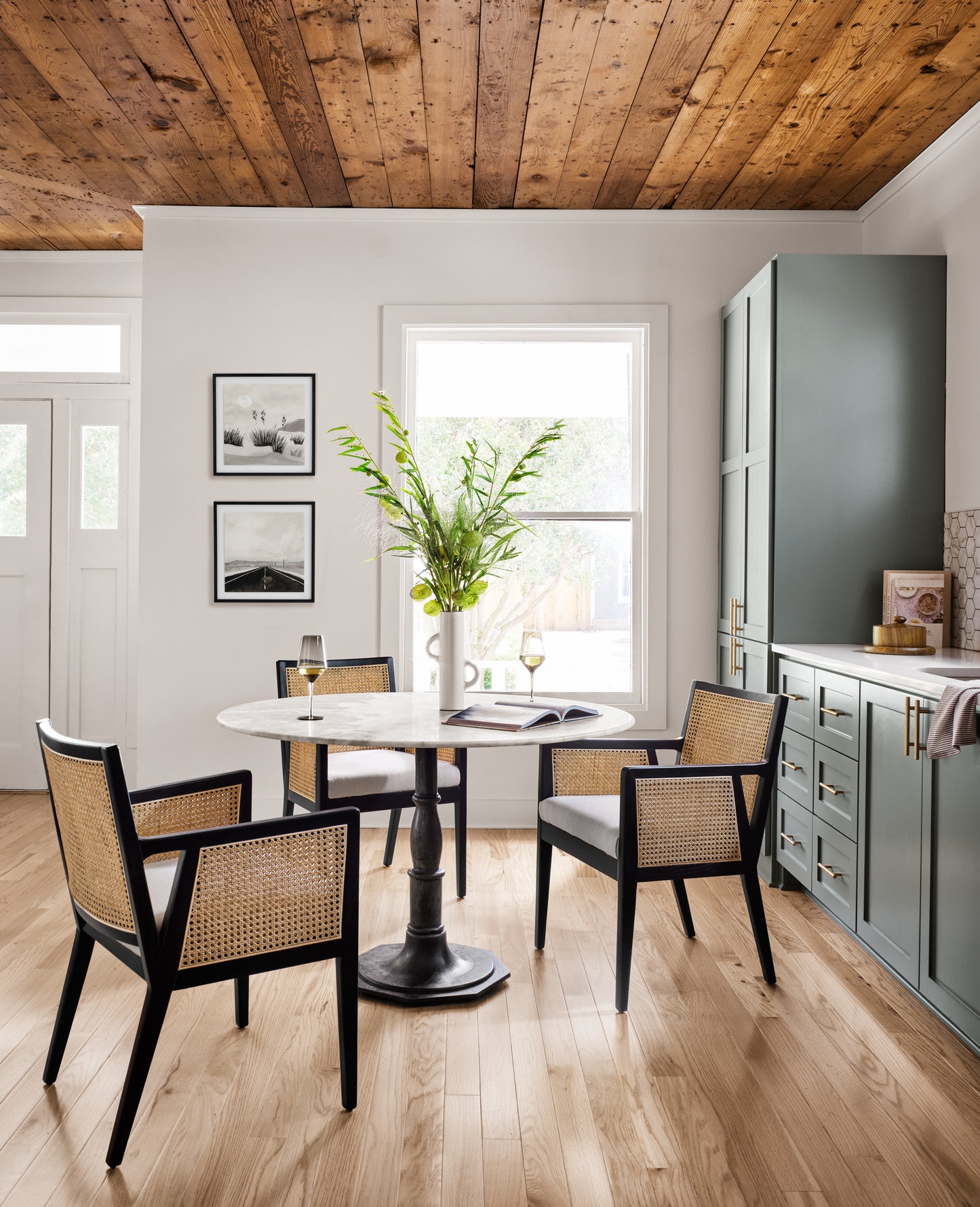 Lucy Round Dining Table-Marble/Carbon Wash